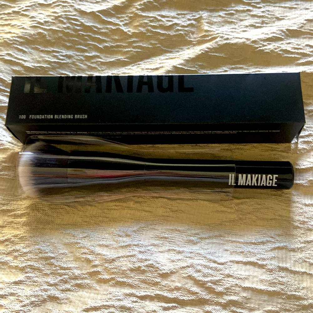 NIB New Il Makiage foundation blending brush